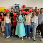 Kalomoira Sarantis Instagram – Μια μεγάλη έκπληξη περίμενε τα παιδιά του κέντρου μας ,  την εβδομάδα που μας πέρασε ,όταν αντίκρισαν μπροστά τους  την αγαπημένη τους τραγουδίστρια Καλομοιρα @itskalomira 🎤! Προσιτή , χαμογελαστή και με μια μεγάλη αγκαλιά, γεμάτη δώρα 🎁 μοίρασε χαμόγελα σε όλους μας! 😀 Οι μικροί μας «δημοσιογραφοι» ήταν ενθουσιασμένοι με την άφιξη της και δεν σταμάτησαν να της κάνουν ερωτήσεις! Ύστερα τα παιδιά της είχαν ετοιμάσει μια έκπληξη: έναν διαγωνισμό μουσικής 🎼 με παλιες συμμετοχές της Ελλάδας στην Eurovision  οπου φυσικά δεν μπορούσε να λείπει το τραγούδι της : My secret combination, το οποίο μας ερμήνευσε χωρίς κανένα δισταγμό!!!! Νικήτρια του διαγωνισμού δεν μπορούσε να είναι άλλη από την Καλομοιρα🏅 ,η οποία παρέλαβε το βραβείο που της ειχαν φτιάξει τα ίδια τα παιδιά 🏆
Σας ευχαριστούμε για όλα!!!♥️