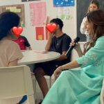 Kalomoira Sarantis Instagram – Μια μεγάλη έκπληξη περίμενε τα παιδιά του κέντρου μας ,  την εβδομάδα που μας πέρασε ,όταν αντίκρισαν μπροστά τους  την αγαπημένη τους τραγουδίστρια Καλομοιρα @itskalomira 🎤! Προσιτή , χαμογελαστή και με μια μεγάλη αγκαλιά, γεμάτη δώρα 🎁 μοίρασε χαμόγελα σε όλους μας! 😀 Οι μικροί μας «δημοσιογραφοι» ήταν ενθουσιασμένοι με την άφιξη της και δεν σταμάτησαν να της κάνουν ερωτήσεις! Ύστερα τα παιδιά της είχαν ετοιμάσει μια έκπληξη: έναν διαγωνισμό μουσικής 🎼 με παλιες συμμετοχές της Ελλάδας στην Eurovision  οπου φυσικά δεν μπορούσε να λείπει το τραγούδι της : My secret combination, το οποίο μας ερμήνευσε χωρίς κανένα δισταγμό!!!! Νικήτρια του διαγωνισμού δεν μπορούσε να είναι άλλη από την Καλομοιρα🏅 ,η οποία παρέλαβε το βραβείο που της ειχαν φτιάξει τα ίδια τα παιδιά 🏆
Σας ευχαριστούμε για όλα!!!♥️
