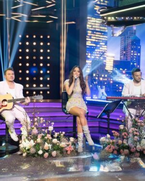 Kalomoira Sarantis Instagram - Had such an amazing time visiting my dear friend  @grigorisarnaoutoglou.official on his show #the2nightshow. 💕Our conversations and catching up are always a blast! Huge thanks to @prestigetheband you guys are awesome. Special thanks especially to Kimonas and Niko, for rehearsing with me just one day before the show. We did it!🕊️Thank you @giorgos_koutsoukos for helping design set 🤗And last but certainly not least…!! Kyria Valia @petridiscreations the flowers you custom made for me are beyond stunning. A true Kalomira fairytale you magically made. Thank you for always putting your special touch on everything. Love u always. 🙏🏻

Thanks to my amazing team always - love you guys always 🩷
💄@elisabetta_yelps 
💇‍♀️@lykos_alexandros 
👗@kostaszisis @iro_krass 
🌎@progressivecosmos @alexandersotiriadis 
🎶@heaven_music_official @spiros_stamoulis 
💕@giorgos_koutsoukos @philipal 
💎@celiakritharioti 
🌷@petridiscreations @valia_petridi 
🎸@prestigetheband 
📸 @alex_georgiadis_photography @roulamoniaki