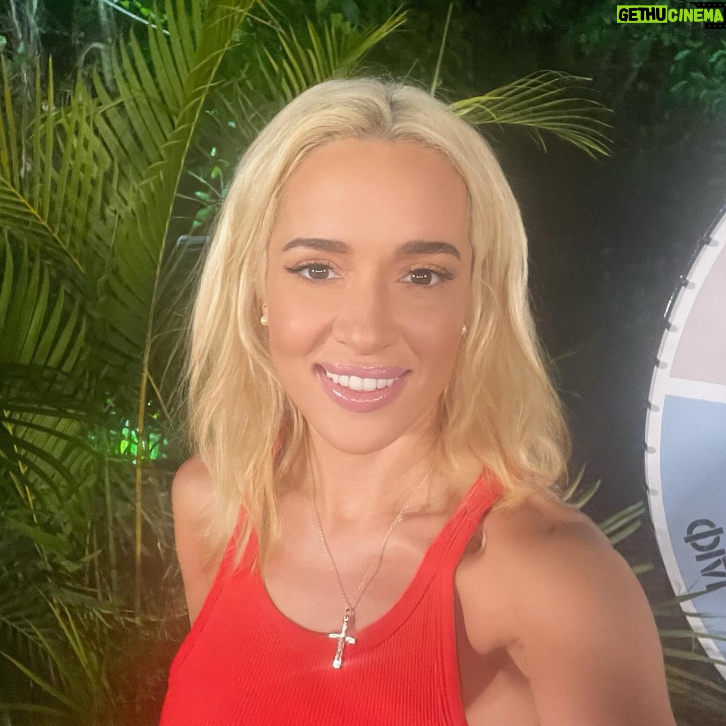 Kalomoira Sarantis Instagram - Σήμερα είναι ο τελικός του @imacelebritygreece. Ένα υπέροχο εξωτικό τηλεοπτικό ταξίδι έφθασε στο τέλος του 🦎 Η καρδιά μου είναι γεμάτη με όμορφες αναμνήσεις και εμπειρίες Γιώργο μου @giorgoslianoss είσαι καταπληκτικός !! σ’ ευχαριστώ για όλα! Μεγάλο ευχαριστώ στον @skaitv.gr και βέβαια στην @acunmedya σε όλη την ομάδα και στον καθένα ξεχωριστά, για τον επαγγελματισμό & την άψογη συνεργασία μας. #Kalomira #IamACelebrityGR #SkaiTvGr #AcunMedya #AcunMedyaGlobal