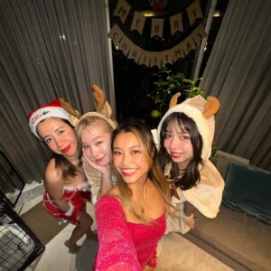 Kanako Takatsuki Instagram - 2023年末まとめ📸
・ハッピーセットゥチらは２種✌️😁❣️
・クリパ女子会🎄大盛り上がり
・衣装の問題で上からしか撮れません‼️
・xgirl組と💖きゃん初参戦！
・VISA用に夜中証明写真🌃
・定例の93女子会(都内某所)
・恋愛と病気の話が多めです(ウォニョン)
・天らんまシャンプーに会いたいよ🥲❤️miss u

現在インド🇮🇳のデリーでわりとのんびり過ごしてます🫶
本当に人が優しくて...カオスな部分はあるけど
とっても過ごしやすいです！
年明けて帰ったらたくさん思い出話しさせてください✨

それでは、あと数時間ですが、
良いお年をお迎えください🌅