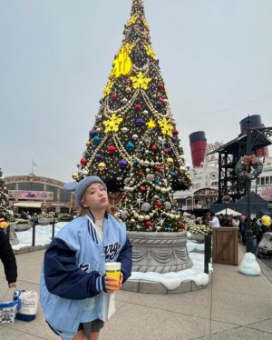 Kanako Takatsuki Instagram - 親友ぴとクリスマスDisney Sea🎄🪅
帽子に合わせて水色コーデ🩵
乗り物そんなに乗らずハシゴ酒してたので基本ビール持ってますほろ酔いでした足は寒かったです
#disneysea
