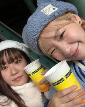 Kanako Takatsuki Instagram - 親友ぴとクリスマスDisney Sea🎄🪅
帽子に合わせて水色コーデ🩵
乗り物そんなに乗らずハシゴ酒してたので基本ビール持ってますほろ酔いでした足は寒かったです
#disneysea