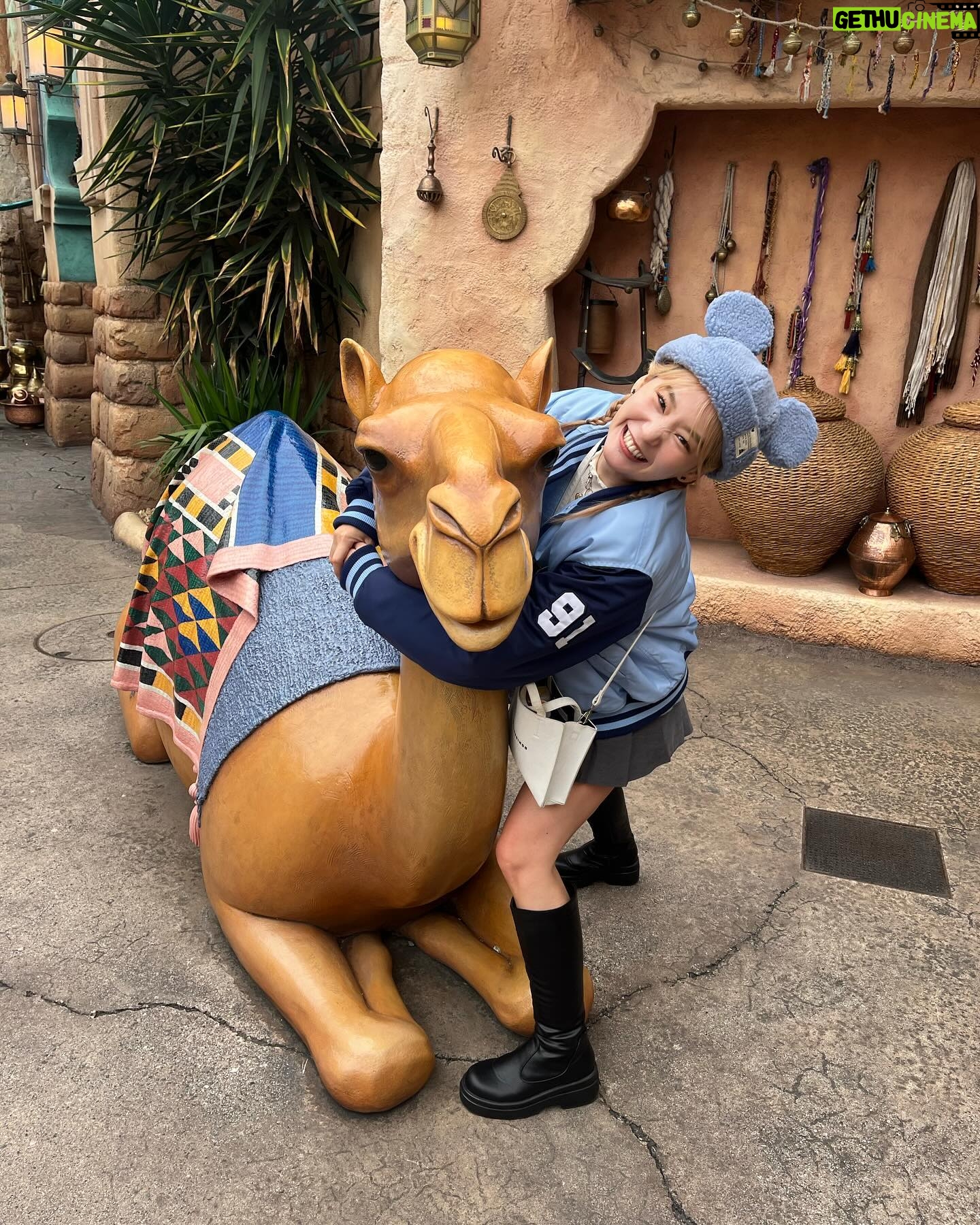 Kanako Takatsuki - 5.9K Likes - 親友ぴとクリスマスDisney Sea🎄🪅
帽子に合わせて水色コーデ🩵
乗り物そんなに乗らずハシゴ酒してたので基本ビール持ってますほろ酔いでした足は寒かったです
#disneysea