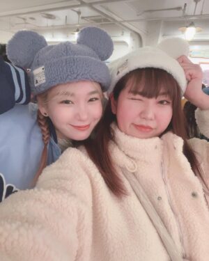 Kanako Takatsuki Instagram - 親友ぴとクリスマスDisney Sea🎄🪅
帽子に合わせて水色コーデ🩵
乗り物そんなに乗らずハシゴ酒してたので基本ビール持ってますほろ酔いでした足は寒かったです
#disneysea