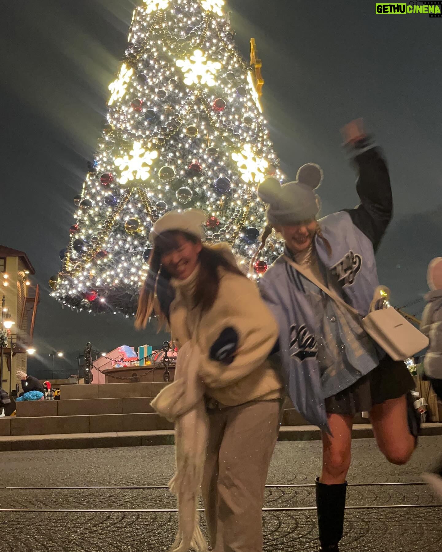 Kanako Takatsuki - 5.9K Likes - 親友ぴとクリスマスDisney Sea🎄🪅
帽子に合わせて水色コーデ🩵
乗り物そんなに乗らずハシゴ酒してたので基本ビール持ってますほろ酔いでした足は寒かったです
#disneysea