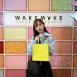 Kanami Takasaki Instagram - 『WAKEMAKE』🍋‍🟩🍑 新作アイシャドウパレット発売記念スペシャルイベントに行ってきました♡/ まずは大好きなミヨンちゃんの広告に出迎えられて幸せ~(˶´˘`˶)💓 24SSトレンドカラー「ライム」と「ピーチ」で構成されたライムスパークリングコレクション新作2種！ とてもキラキラ爽やかで可愛かったです✨ たくさん愛用するぞっ^.ˬ.^♡ #WAKEMAKE #ウェイクメイク #ソフトブラーリングアイパレット #あざとライム