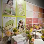 Kanami Takasaki Instagram - 『WAKEMAKE』🍋‍🟩🍑 新作アイシャドウパレット発売記念スペシャルイベントに行ってきました♡/ まずは大好きなミヨンちゃんの広告に出迎えられて幸せ~(˶´˘`˶)💓 24SSトレンドカラー「ライム」と「ピーチ」で構成されたライムスパークリングコレクション新作2種！ とてもキラキラ爽やかで可愛かったです✨ たくさん愛用するぞっ^.ˬ.^♡ #WAKEMAKE #ウェイクメイク #ソフトブラーリングアイパレット #あざとライム