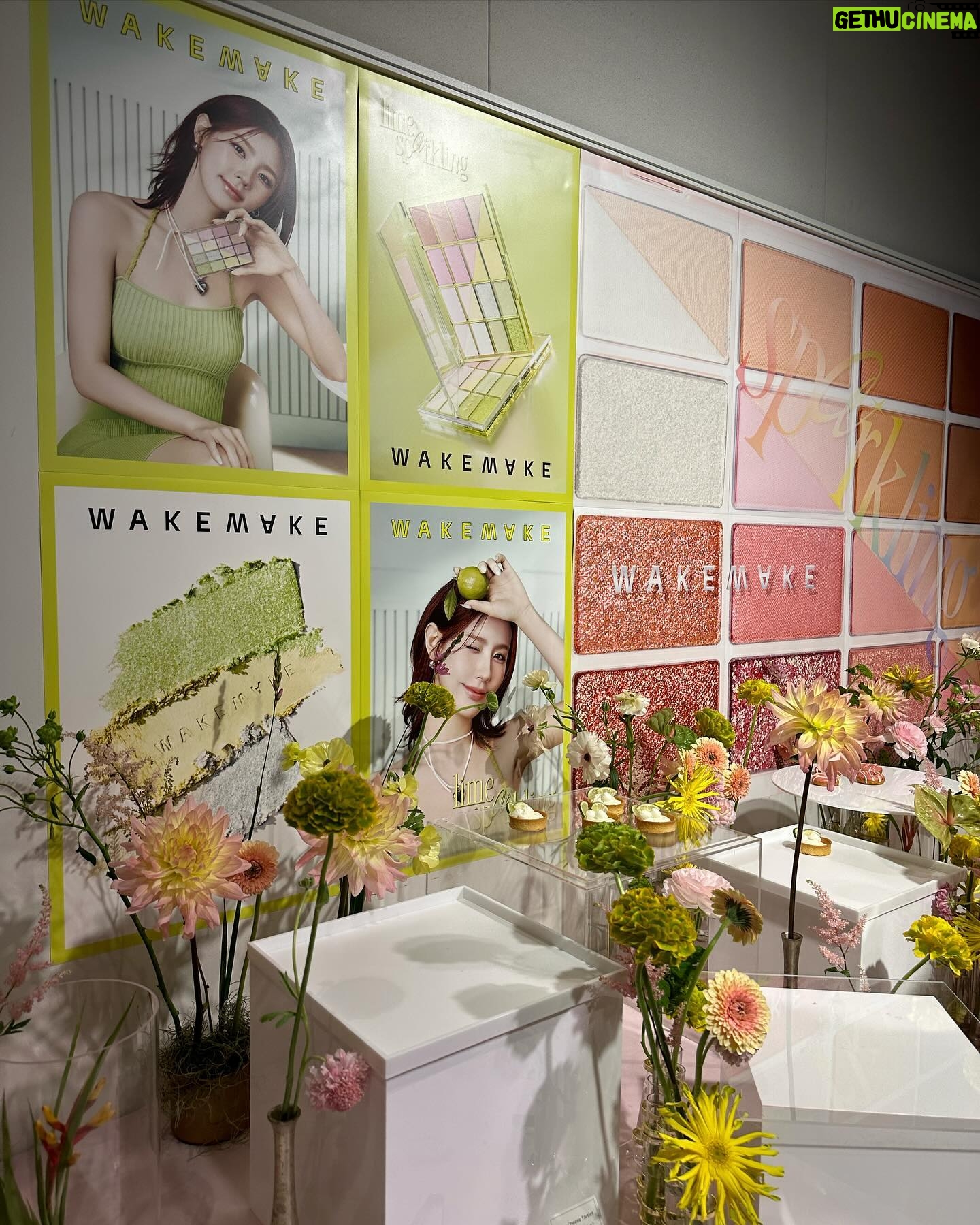 Kanami Takasaki Instagram - 『WAKEMAKE』🍋🟩🍑 新作アイシャドウパレット発売記念スペシャルイベントに行ってきました♡/ まずは大好きなミヨンちゃんの広告に出迎えられて幸せ~(˶´˘`˶)💓 24SSトレンドカラー「ライム」と「ピーチ」で構成されたライムスパークリングコレクション新作2種! とてもキラキラ爽やかで可愛かったです✨ たくさん愛用するぞっ^.ˬ.^♡ #WAKEMAKE #ウェイクメイク #ソフトブラーリングアイパレット #あざとライム