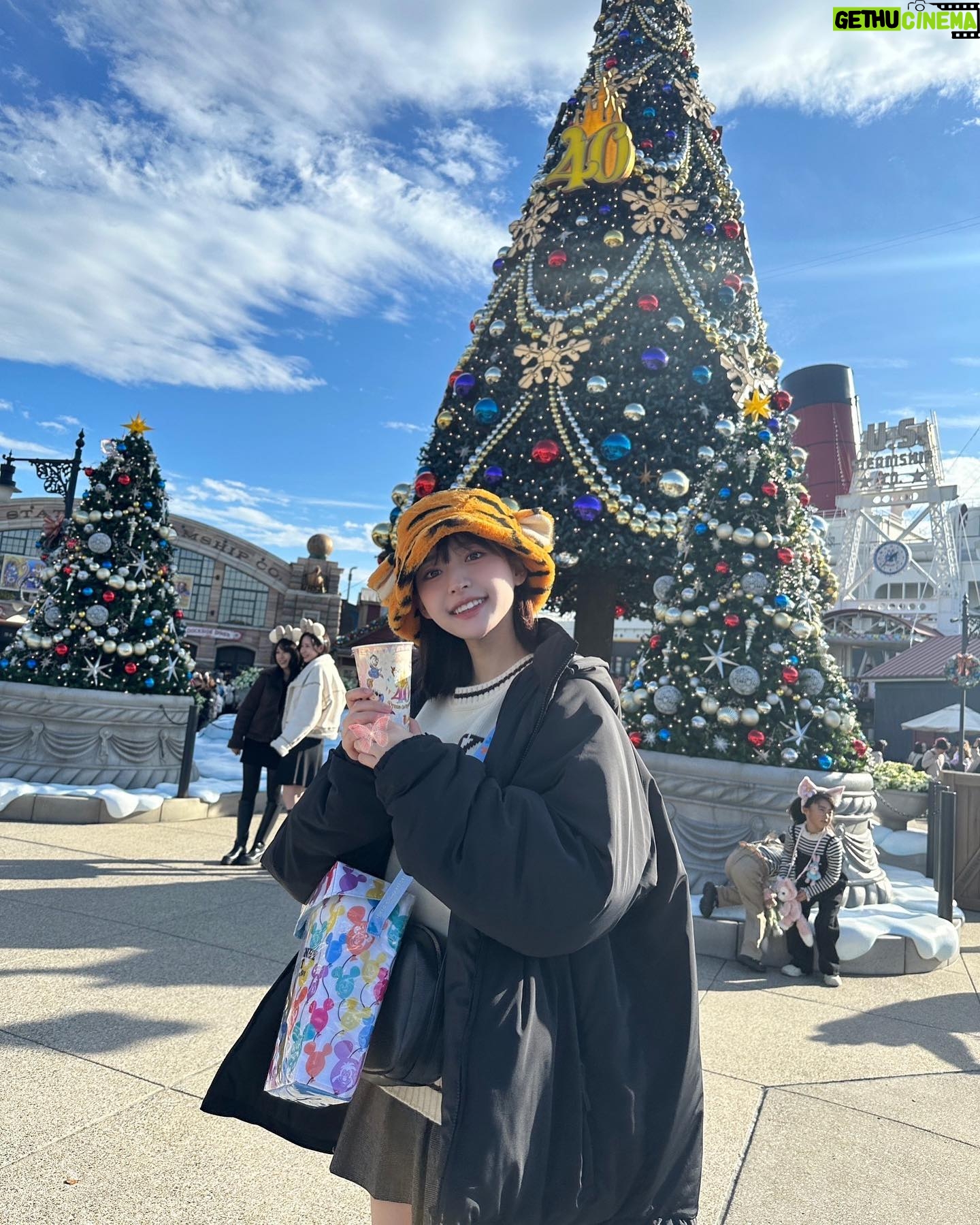 Kanami Takasaki Instagram - この前お友達とディズニーシーに行ってきたよ💒 クリスマスの時期もあってか、久々に凄い混んでたけどとっても楽しかった🐭💓ツリーも沢山あって可愛かったな◡̈*