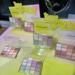 Kanami Takasaki Instagram - 『WAKEMAKE』🍋‍🟩🍑 新作アイシャドウパレット発売記念スペシャルイベントに行ってきました♡/ まずは大好きなミヨンちゃんの広告に出迎えられて幸せ~(˶´˘`˶)💓 24SSトレンドカラー「ライム」と「ピーチ」で構成されたライムスパークリングコレクション新作2種！ とてもキラキラ爽やかで可愛かったです✨ たくさん愛用するぞっ^.ˬ.^♡ #WAKEMAKE #ウェイクメイク #ソフトブラーリングアイパレット #あざとライム