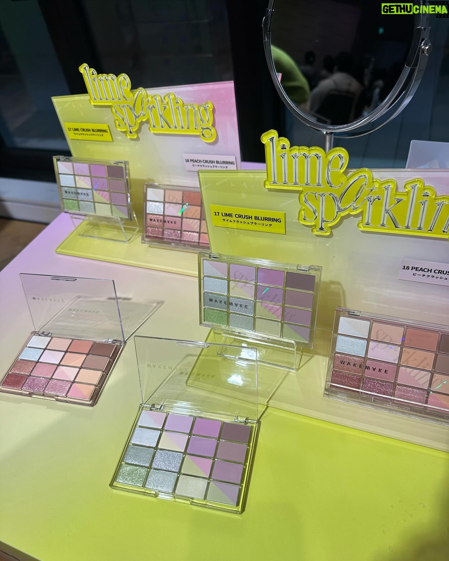 Kanami Takasaki Instagram - 『WAKEMAKE』🍋🟩🍑 新作アイシャドウパレット発売記念スペシャルイベントに行ってきました♡/ まずは大好きなミヨンちゃんの広告に出迎えられて幸せ~(˶´˘`˶)💓 24SSトレンドカラー「ライム」と「ピーチ」で構成されたライムスパークリングコレクション新作2種! とてもキラキラ爽やかで可愛かったです✨ たくさん愛用するぞっ^.ˬ.^♡ #WAKEMAKE #ウェイクメイク #ソフトブラーリングアイパレット #あざとライム