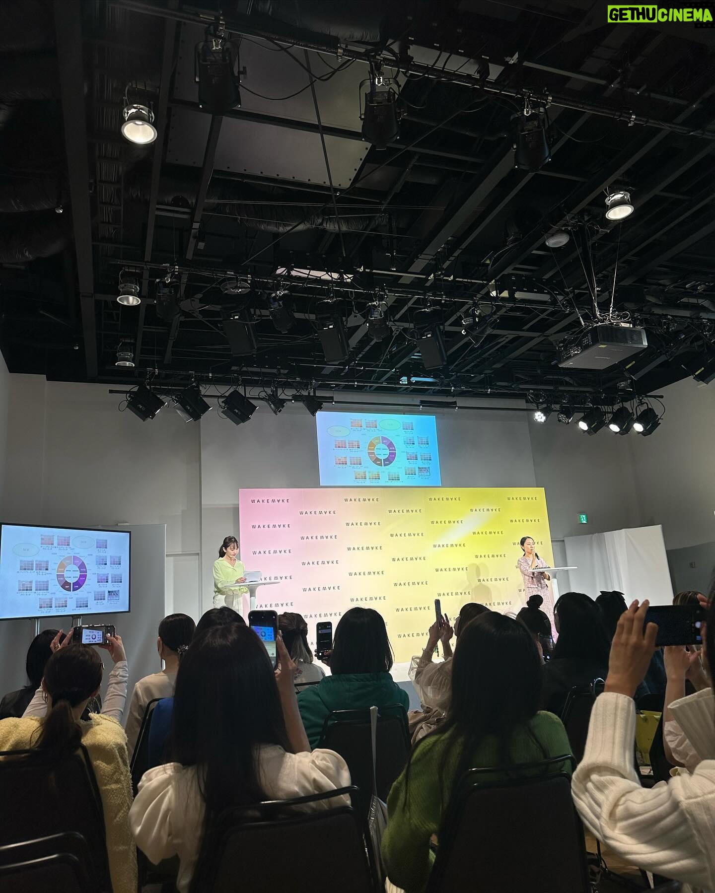 Kanami Takasaki Instagram - 『WAKEMAKE』🍋🟩🍑 新作アイシャドウパレット発売記念スペシャルイベントに行ってきました♡/ まずは大好きなミヨンちゃんの広告に出迎えられて幸せ~(˶´˘`˶)💓 24SSトレンドカラー「ライム」と「ピーチ」で構成されたライムスパークリングコレクション新作2種! とてもキラキラ爽やかで可愛かったです✨ たくさん愛用するぞっ^.ˬ.^♡ #WAKEMAKE #ウェイクメイク #ソフトブラーリングアイパレット #あざとライム