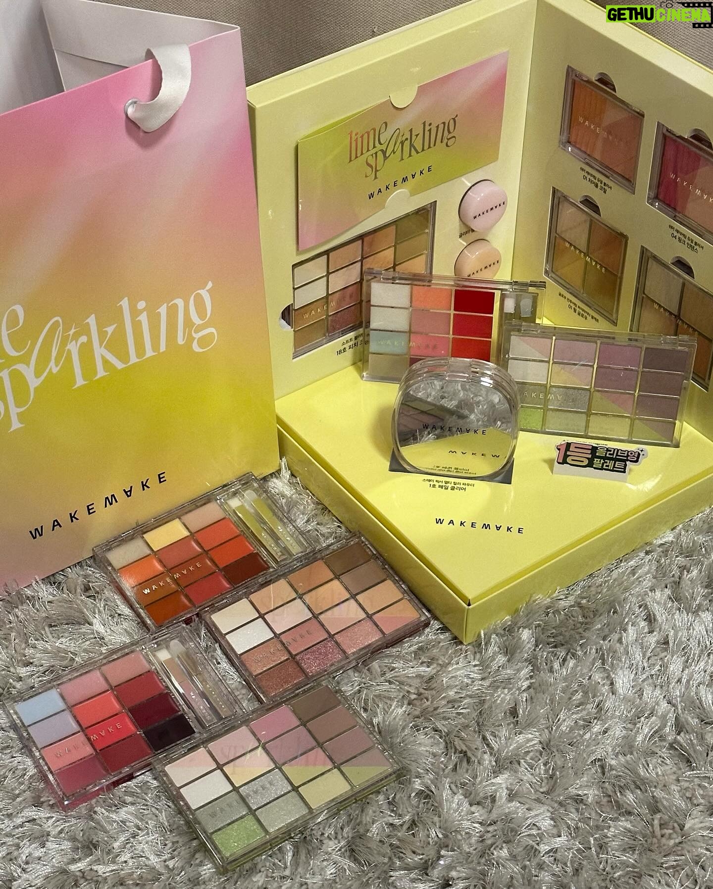Kanami Takasaki Instagram - 『WAKEMAKE』🍋🟩🍑 新作アイシャドウパレット発売記念スペシャルイベントに行ってきました♡/ まずは大好きなミヨンちゃんの広告に出迎えられて幸せ~(˶´˘`˶)💓 24SSトレンドカラー「ライム」と「ピーチ」で構成されたライムスパークリングコレクション新作2種! とてもキラキラ爽やかで可愛かったです✨ たくさん愛用するぞっ^.ˬ.^♡ #WAKEMAKE #ウェイクメイク #ソフトブラーリングアイパレット #あざとライム