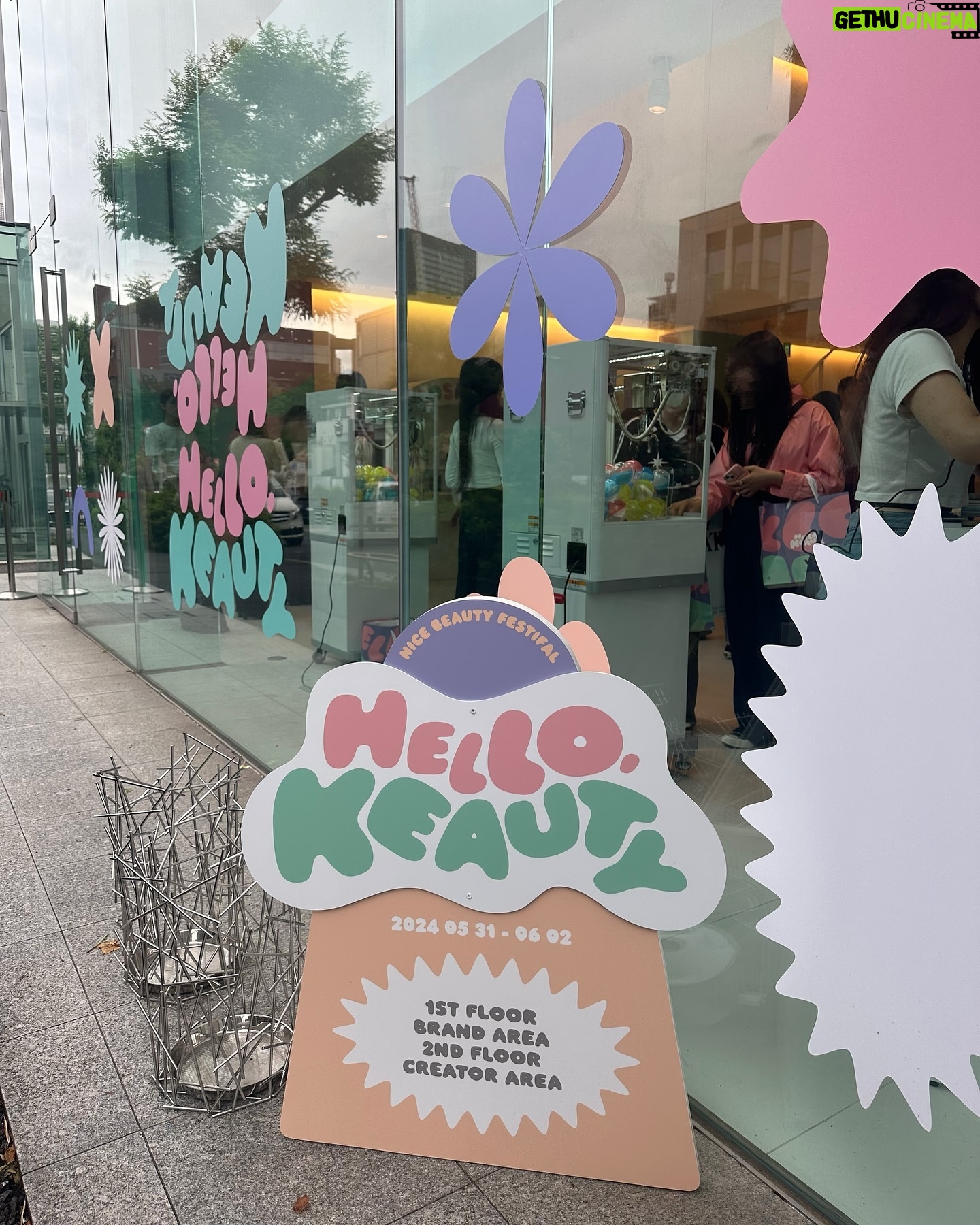 Kanami Takasaki Instagram - NICE BEAUTY FESTIVAL 『HELLO KEAUTY』へ一足お先に行ってきました🇰🇷💄 普段愛用してる大好きな韓国コスメから気になっていたアイテムまで沢山あって、その空間にいるだけで幸せだった〜^.ˬ.^ 直接コスメのお試しができたり、来場者様限定で素敵なプレゼントまであって豪華イベントすぎました♡/ 明日から一般公開なので気になる方は是非行ってみて下さいね☺︎ #hellokeauty