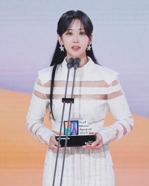 Kang Hye-yeon Instagram - 트롯뮤직 어워즈에서 값진 상 받았어요
가수 생활 하면서 그룹으로 1번 받고, 9년이 지나
트롯뮤직어워즈에서 솔로로 처음 받았네요..
좋기도 하면서 대견 하기도 하고..기분이 이상했어요
아래 앉아 있을 땐 안 떨렸는데 이름이 호명 되고 상 받으러 걸어가는데 그동안의 세월이 주마등처럼 스치면서 너무 떨리더라구요..!
늘 저를 응원해 주시는 우리 팬분들 그리고 늘 옆에서 챙겨주는 스텝분들 또 좋은 무대에 저를 믿고 세워 주시는 제작진 분들이 계셨기에 받을 수 있었던 것 같습니다.
부족한 절 끝까지 믿고 응원 해 주셔서 감사해요
우리 팬분들 너무 고맙고 사랑합니다 
앞으로 더 좋은 모습 많이 보여 드리고, 좋은 음악으로 보답하겠습니다🤍