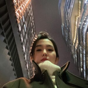 Kang Ji-young Instagram - 퇴-근. 미세먼지 썩 물러났으면