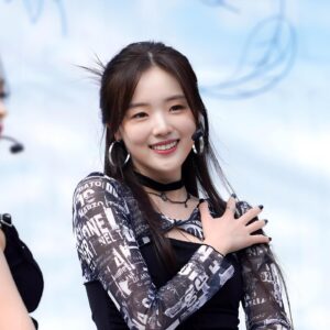 Kang Na-eon Instagram - 저에게 너무나 과분하게 멋지고 빛나는 예림이를 연기할 수 있어서 행복했고 감사했습니다 
많은 애정과 관심으로 피라미드게임 지켜봐주신 모든 분들께 정말 정말 진심으로 감사드립니다! 

그리고 멋진 작품 세상에 내놓아주신 감독님, 작가님, 모든 스텝분들, 배우분들 정말 고생 많으셨고 감사합니다

피라미드게임, 2학년 5반, 그리고 임예림! 잘가라 .. 🥹
난 당신의 .. 승 리 요 정 호우! 💙