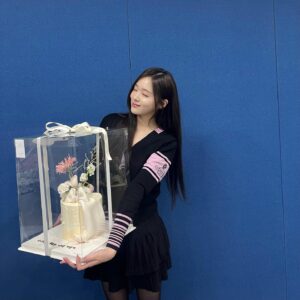 Kang Na-eon Instagram - 저에게 너무나 과분하게 멋지고 빛나는 예림이를 연기할 수 있어서 행복했고 감사했습니다 
많은 애정과 관심으로 피라미드게임 지켜봐주신 모든 분들께 정말 정말 진심으로 감사드립니다! 

그리고 멋진 작품 세상에 내놓아주신 감독님, 작가님, 모든 스텝분들, 배우분들 정말 고생 많으셨고 감사합니다

피라미드게임, 2학년 5반, 그리고 임예림! 잘가라 .. 🥹
난 당신의 .. 승 리 요 정 호우! 💙