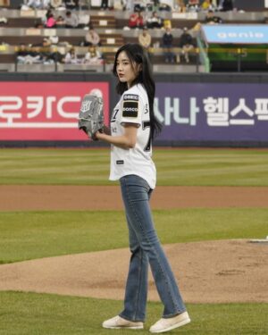 Kang Na-eon Instagram - Kt wiz 승리 축하드려요 💙⚾️