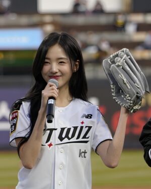 Kang Na-eon Instagram - Kt wiz 승리 축하드려요 💙⚾️