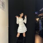 Kang Ji-young Instagram - 🤍🖤🤍🖤 #rebicycle 📹 @emotionstudio_official 💄 @younghan8612 💈 @woori.hyeeun 👗 @seoy0_0nchoi @11eun.g11
