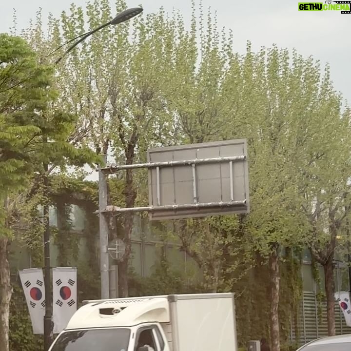 Kang Ji-young Instagram - 안녕하세요 소소한 저의 일상을 보내고 있는 사진과
그 일상 속에서 일어난 작지만, 그리 작지 않은 조금 무거운 이야기를 꺼내보려고해요.
오늘 면허증 관련해서 경찰서에 들릴 일이 있었습니다.
요즘엔 검색하면 다 알려주는 시대라 저는 핸드폰으로 사전에 필요한게 뭔지 찾아보고 열심히 준비해서 경찰서로 향했고,
들어가서 번호표를 뽑고 기다리는데 그 자리에서 적어야하는 서류가 있어서
서류를 작성한 후에 다시 번호표를 뽑았어요.
늘 칠칠 맞은 제 성격이지만
다행히도 아무 문제 없이 서류 접수를 하고 진행하고 있었습니다.
그런데 제 옆 창구에 접수하러 오신 어머님을 문득 봤습니다.
너무나도 바로 옆이라서 어머님과 창구에 계신분이 대화 하시는 걸 자연스레 듣게 됐어요.
면허를 갱신하러 오셨더라고요-
네. 생각해보니 저희 부모님도 면허증을 갱신하실때가 있으셨죠.
그런데 어머님이 받는 질문들중에
나라에서 받는 건강검진의 여부, 시력이 0.8이 넘게 나왔느냐는 질문을 받고 계셨어요. 어머님은 0.8이 넘지 않는다고 하셨습니다. 그러자 그분은 퉁명스럽게 그럼 오늘 갱신을 못한다고 아니면 지금 당장 안경을 맞춰오라고 했고,
그걸 들은 어머님은 곤란해 하셨어요. 제가 여기서 너무 속상했던건
만약에 내 옆에 어머님이 우리 엄마였다면?
안내해주시는 분이 저렇게 귀찮다는듯 불친절하고, 엄마는 어쩔줄 몰라하는 상황을 내눈으로 봤다면
저는 가슴이 무너질 것 같다는 생각을 했어요. 별일이 아니라고 생각하실수있어요. 하지만 요즘엔 키오스크, 수 많은 어플 등등
때로는 저도 따라가기 힘든 빠른 발전속에
‘그냥 단지 할 줄 몰라서 그런 것 뿐인데’
‘조금만 자세하게 설명해주면 되는데’ 라는 생각이 들면서
난처해 하시는 어머님을 보고
너무 화가 나서 눈물이 나고
집에 돌아오는 내내 손이 부들부들 떨리네요.
어른들이 더 쉽게 알수있게 큰 글씨로 되어있는 설명서라도 만들어주셨으면 좋겠어요. 인터넷이나 휴대폰으로 검색하는 것을 모르실 수도 있고 어려워 하실 수도 있으니까요.
(네가 뭔데 이런 얘기를 해 라고 하실수도 있지만 제가 만약에 도움이 될 수 있다면 저도 같이 참여해서 설명서를 만들게요)
모든 사람이 같은 생각을 할 순 없다는 걸 알기 때문에 저를 이해 못해주셔도 괜찮아요. 항상 건강하고 행복하세요-
(긴 글 읽어 주셔서 감사해요 이글은 곧 지울지도 몰라요)
(꾸벅..) 우리 부모님들을 위한 딸의 마음으로 글 올립니다. 감사합니다!!