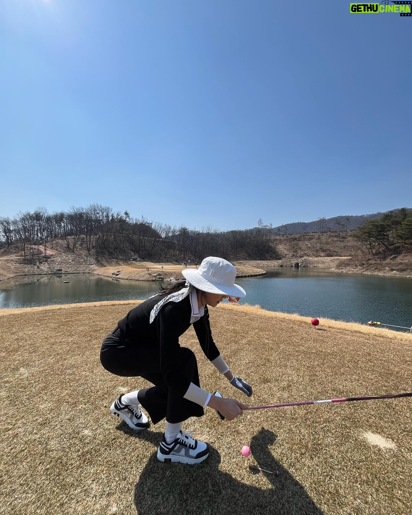 Kang Seung-hyun Instagram - 이쁘고편한 새신신고 시즌 스타트 💚 ⛳️ . . #hyoni_golf #golf #골프