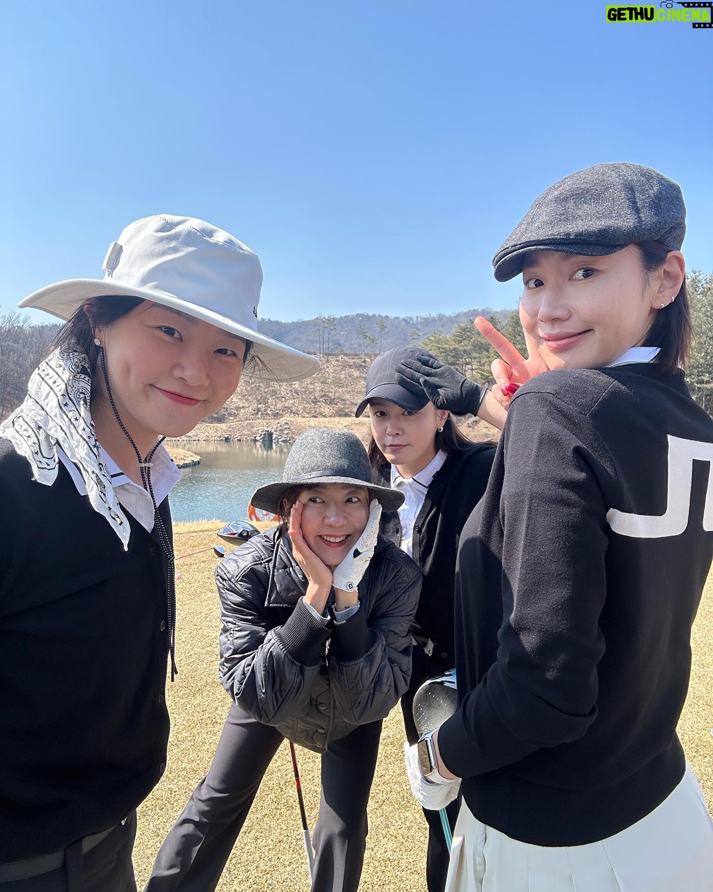 Kang Seung-hyun Instagram - 이쁘고편한 새신신고 시즌 스타트 💚 ⛳️ . . #hyoni_golf #golf #골프