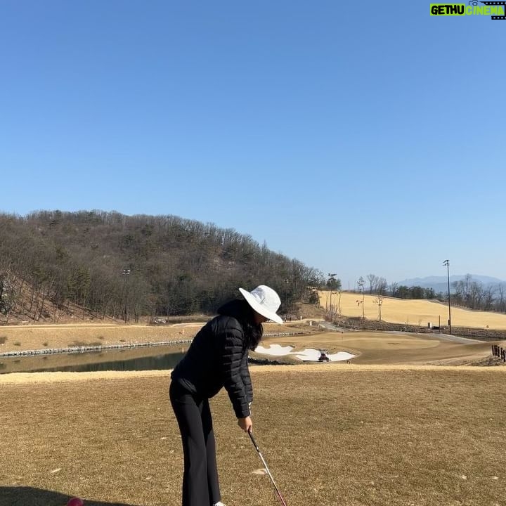 Kang Seung-hyun Instagram - 이쁘고편한 새신신고 시즌 스타트 💚 ⛳️ . . #hyoni_golf #golf #골프