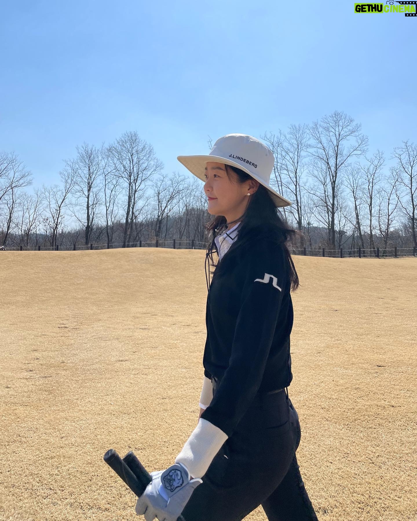 Kang Seung-hyun Instagram - 이쁘고편한 새신신고 시즌 스타트 💚 ⛳️ . . #hyoni_golf #golf #골프