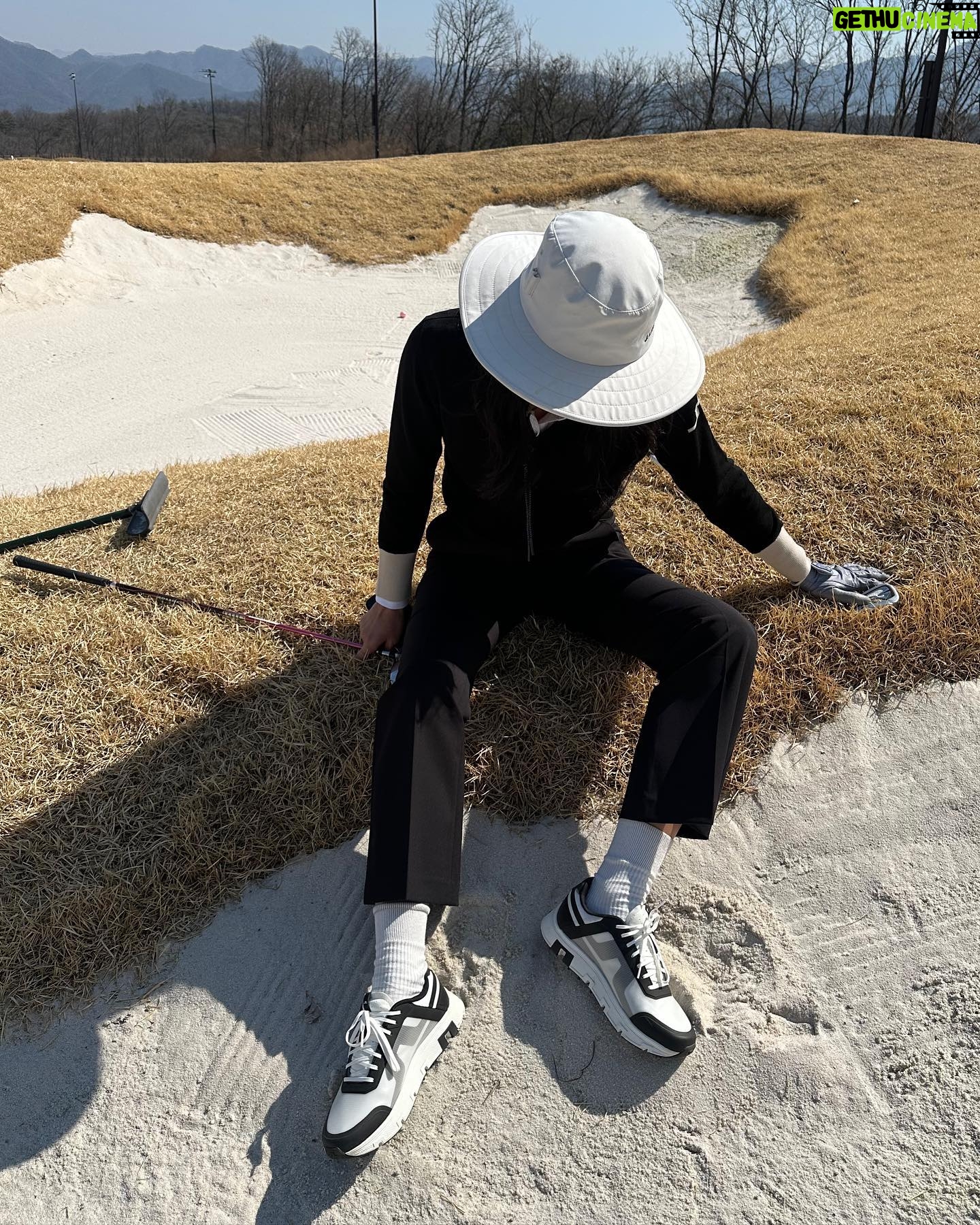 Kang Seung-hyun Instagram - 이쁘고편한 새신신고 시즌 스타트 💚 ⛳️ . . #hyoni_golf #golf #골프