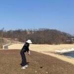Kang Seung-hyun Instagram - 이쁘고편한 새신신고 시즌 스타트 💚 ⛳️ . . #hyoni_golf #golf #골프