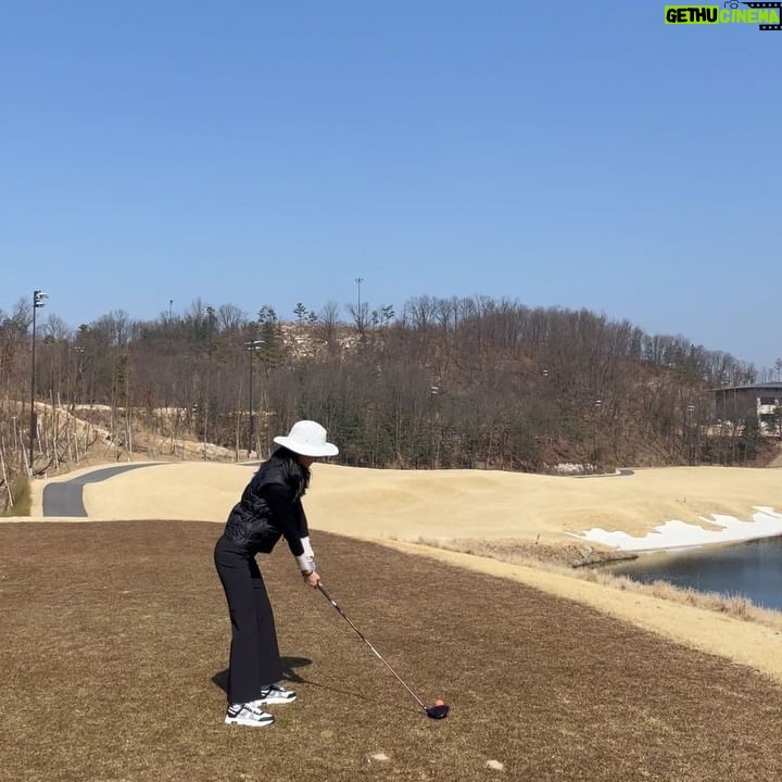 Kang Seung-hyun Instagram - 이쁘고편한 새신신고 시즌 스타트 💚 ⛳️ . . #hyoni_golf #golf #골프