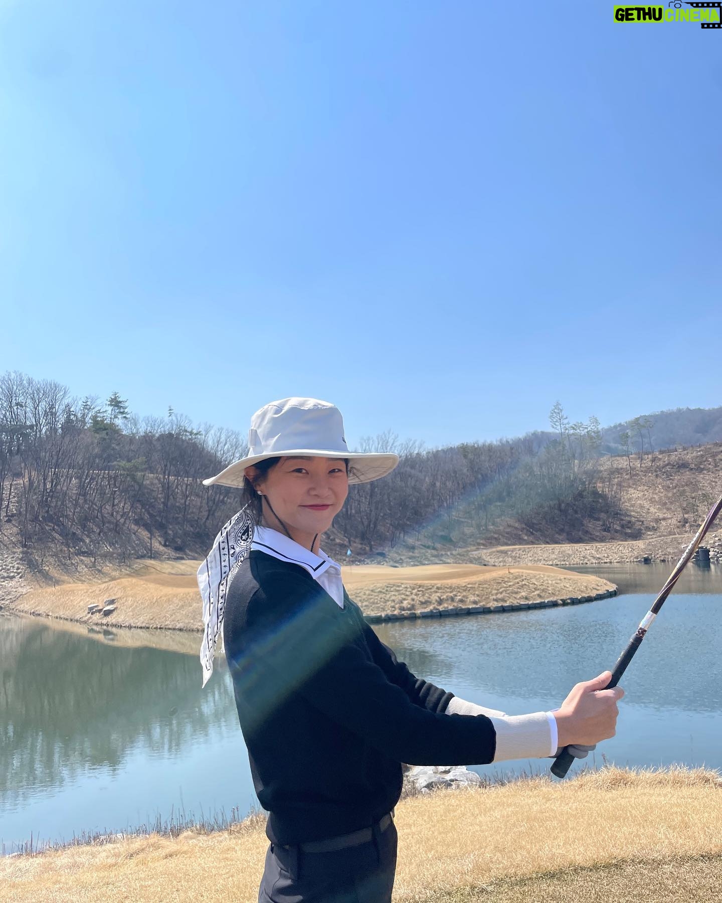 Kang Seung-hyun Instagram - 이쁘고편한 새신신고 시즌 스타트 💚 ⛳️ . . #hyoni_golf #golf #골프