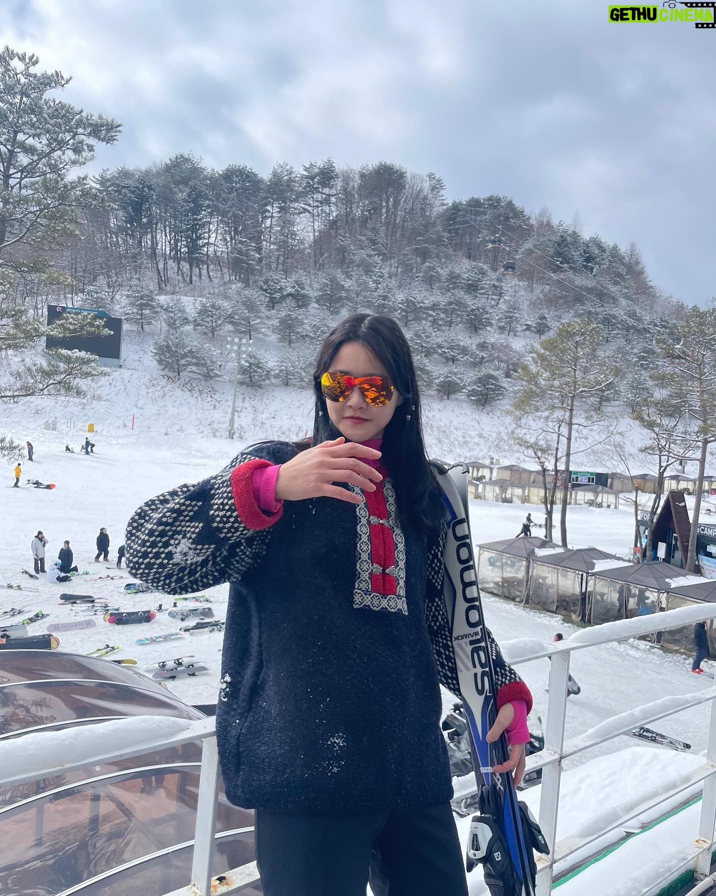 Kang Seung-hyun Instagram - 추운게 세상에서 제일싫었는데 허벅지 터질듯이 아파도 얼굴 빨개질때까지 타고 그다음날 온몸이 부서질꺼같아도 눈뜨자마자 타고싶은 스키덕분에 겨울이 너무너무너무 좋아졌다 ⛄️ 올시즌 고마웠어 휘닉스💓 담시즌엔 더열심히 타야지!