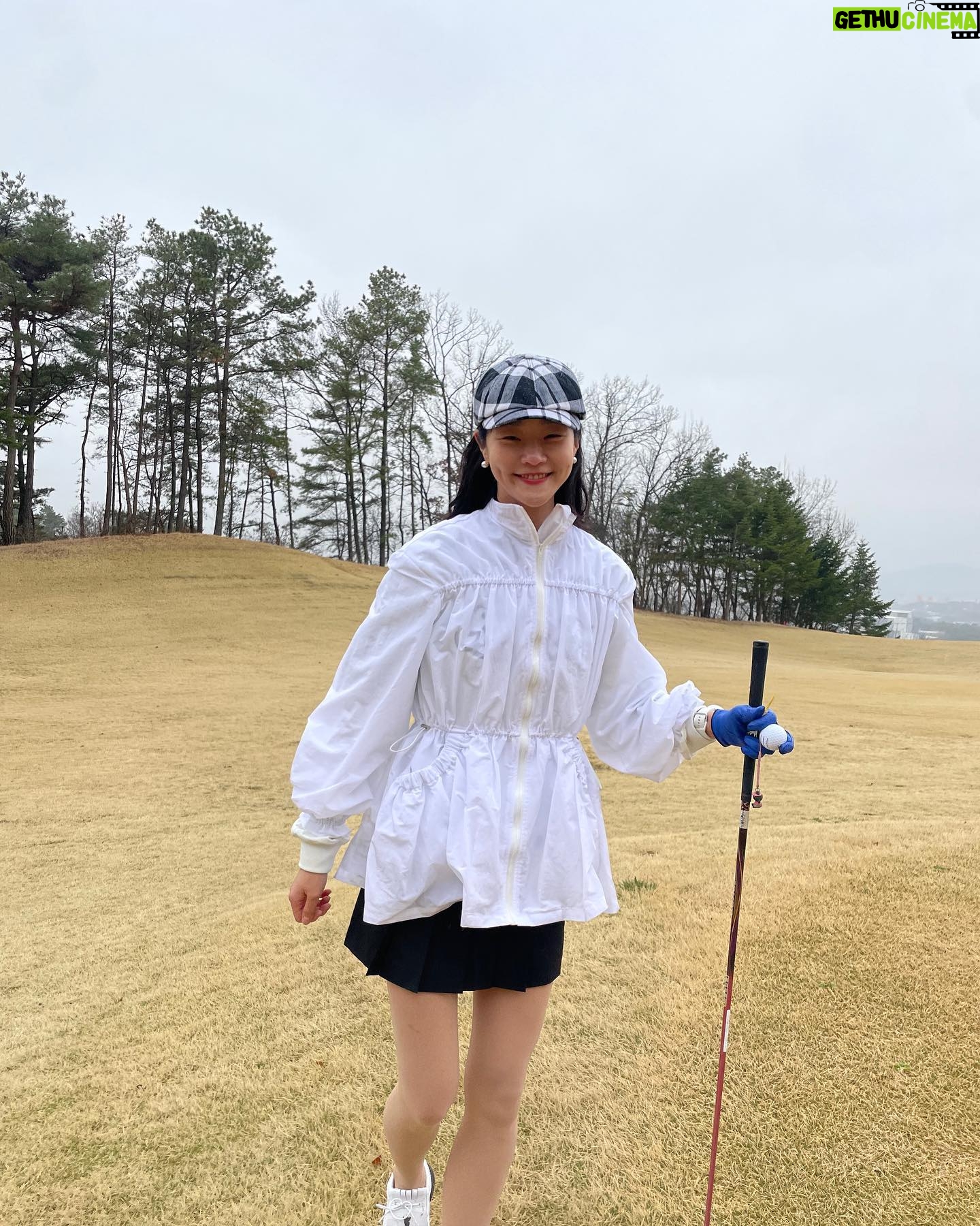 Kang Seung-hyun Instagram - 호랑이장가가고 여우시집가는날씨여도 즐거운 ⛳️💚 . . #hyoni_golf #golf #골프