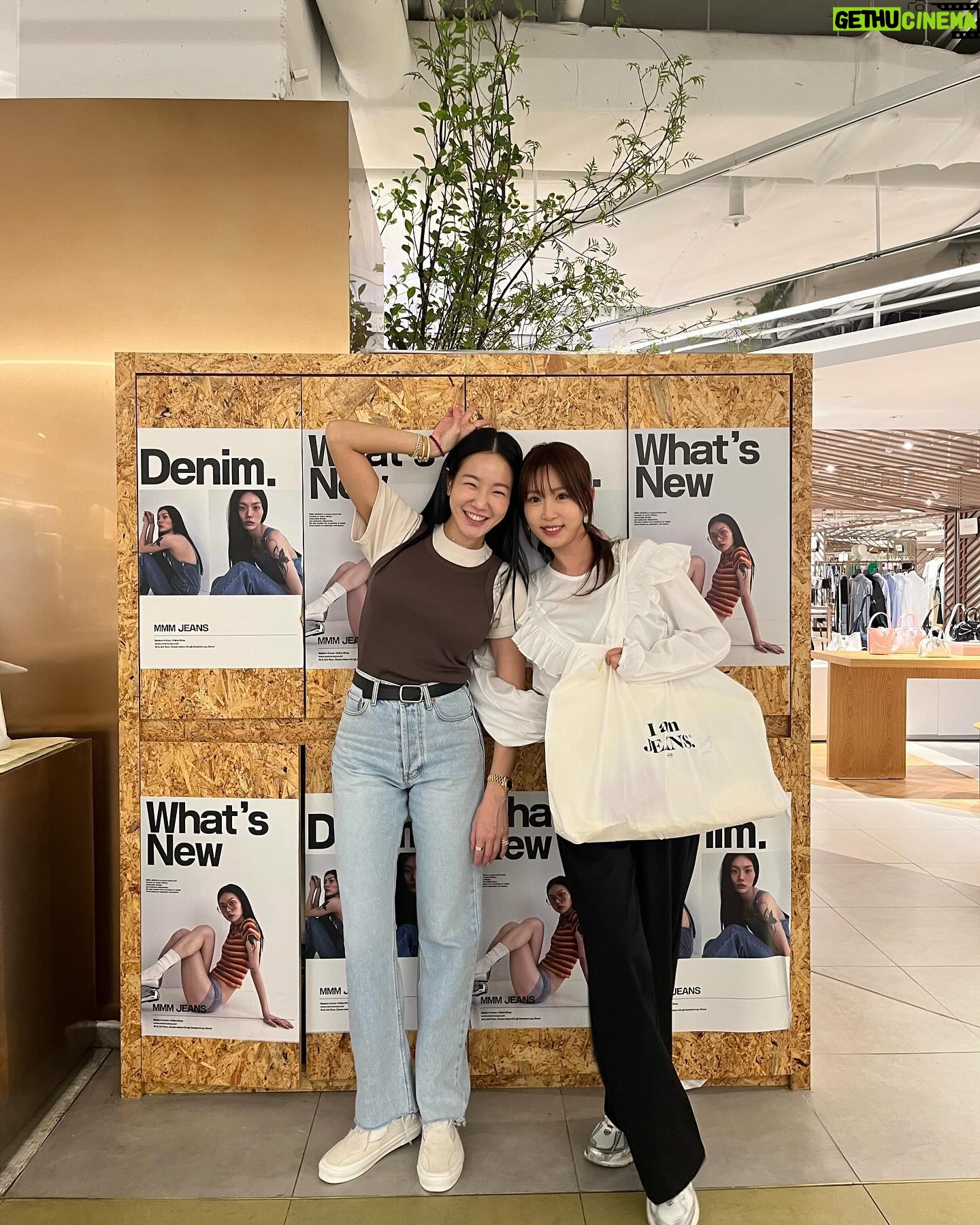 Kang Ye-won Instagram - 편하고 핏도 예쁜 데님👖💙 @mmmjeans.official @kim_monkey0220 🩷