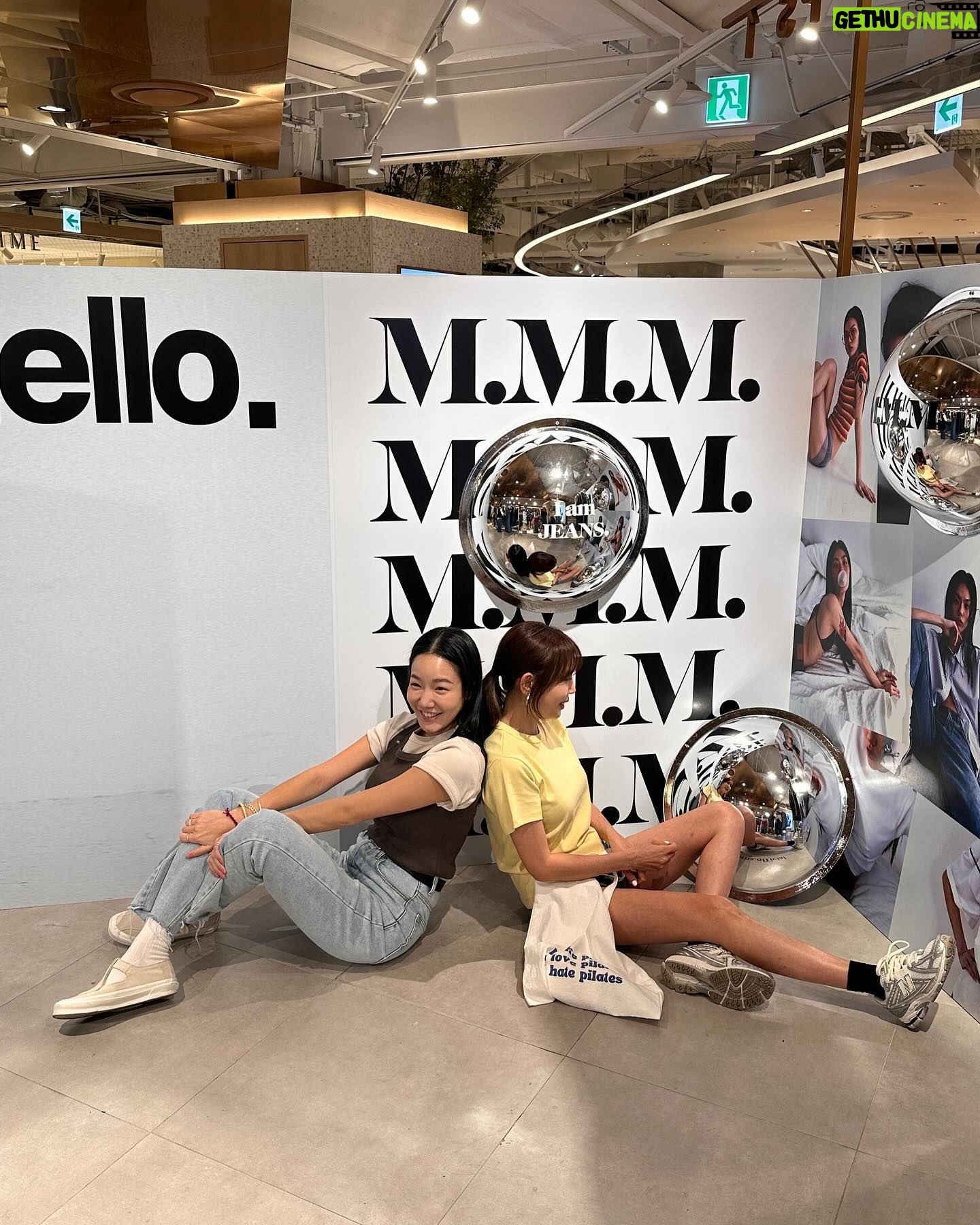 Kang Ye-won Instagram - 편하고 핏도 예쁜 데님👖💙 @mmmjeans.official @kim_monkey0220 🩷