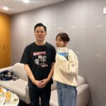 Kang Ye-won Instagram - 오르막이 있으면 내리막이 있는게 인생 그 내리막에 한참 앞이 안보일때 김창옥교수님 강의듣고 기운내고 다시 정신차리고 살았는데.. 다시 뵙게 되었네요 씨피님 피디님 덕분에 친구들이랑 매니저들과함께 tvN에서 힐링하고 왔어요🩵 김창옥쇼2 본방사수!😃 좋은 말씀 늘 감사해요 많이 배우고 갑니다. 현명하게 살아가려고 노력해요🙏 건강하세요 교수님😀
