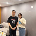 Kang Ye-won Instagram - 오르막이 있으면 내리막이 있는게 인생 그 내리막에 한참 앞이 안보일때 김창옥교수님 강의듣고 기운내고 다시 정신차리고 살았는데.. 다시 뵙게 되었네요 씨피님 피디님 덕분에 친구들이랑 매니저들과함께 tvN에서 힐링하고 왔어요🩵 김창옥쇼2 본방사수!😃 좋은 말씀 늘 감사해요 많이 배우고 갑니다. 현명하게 살아가려고 노력해요🙏 건강하세요 교수님😀