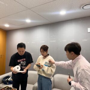 Kang Ye-won Instagram - 오르막이 있으면
내리막이 있는게 인생

그 내리막에  한참 앞이 안보일때
김창옥교수님 강의듣고
기운내고 다시 정신차리고
살았는데..
다시 뵙게 되었네요

씨피님 피디님 덕분에 친구들이랑 매니저들과함께 tvN에서 힐링하고 왔어요🩵

김창옥쇼2 본방사수!😃
좋은 말씀 늘 감사해요 
많이 배우고 갑니다.

현명하게 살아가려고 노력해요🙏
 건강하세요 교수님😀