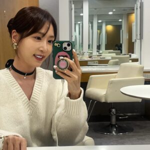Kang Ye-won Instagram - 오르막이 있으면
내리막이 있는게 인생

그 내리막에  한참 앞이 안보일때
김창옥교수님 강의듣고
기운내고 다시 정신차리고
살았는데..
다시 뵙게 되었네요

씨피님 피디님 덕분에 친구들이랑 매니저들과함께 tvN에서 힐링하고 왔어요🩵

김창옥쇼2 본방사수!😃
좋은 말씀 늘 감사해요 
많이 배우고 갑니다.

현명하게 살아가려고 노력해요🙏
 건강하세요 교수님😀