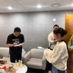 Kang Ye-won Instagram - 오르막이 있으면 내리막이 있는게 인생 그 내리막에 한참 앞이 안보일때 김창옥교수님 강의듣고 기운내고 다시 정신차리고 살았는데.. 다시 뵙게 되었네요 씨피님 피디님 덕분에 친구들이랑 매니저들과함께 tvN에서 힐링하고 왔어요🩵 김창옥쇼2 본방사수!😃 좋은 말씀 늘 감사해요 많이 배우고 갑니다. 현명하게 살아가려고 노력해요🙏 건강하세요 교수님😀
