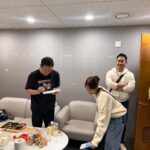 Kang Ye-won Instagram - 오르막이 있으면 내리막이 있는게 인생 그 내리막에 한참 앞이 안보일때 김창옥교수님 강의듣고 기운내고 다시 정신차리고 살았는데.. 다시 뵙게 되었네요 씨피님 피디님 덕분에 친구들이랑 매니저들과함께 tvN에서 힐링하고 왔어요🩵 김창옥쇼2 본방사수!😃 좋은 말씀 늘 감사해요 많이 배우고 갑니다. 현명하게 살아가려고 노력해요🙏 건강하세요 교수님😀