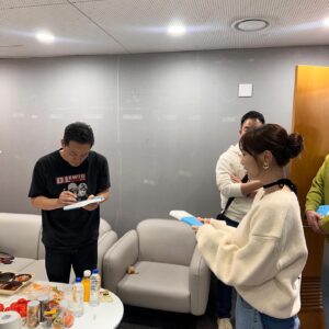 Kang Ye-won Instagram - 오르막이 있으면
내리막이 있는게 인생

그 내리막에  한참 앞이 안보일때
김창옥교수님 강의듣고
기운내고 다시 정신차리고
살았는데..
다시 뵙게 되었네요

씨피님 피디님 덕분에 친구들이랑 매니저들과함께 tvN에서 힐링하고 왔어요🩵

김창옥쇼2 본방사수!😃
좋은 말씀 늘 감사해요 
많이 배우고 갑니다.

현명하게 살아가려고 노력해요🙏
 건강하세요 교수님😀