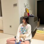 Kang Ye-won Instagram - 바쁜하루 마무리 덕만이랑🤎