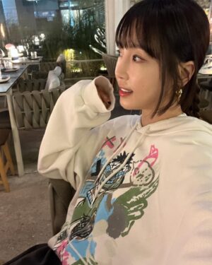 Kang Ye-won Instagram - 바쁜하루 마무리
덕만이랑🤎