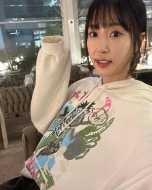 Kang Ye-won Instagram - 바쁜하루 마무리
덕만이랑🤎