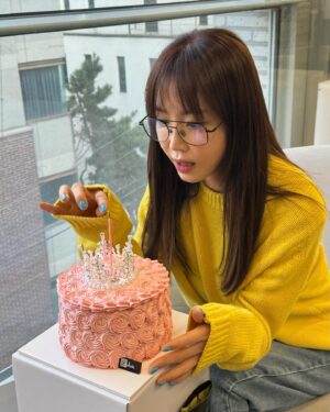 Kang Ye-won Instagram - 일상처럼 조용히 차분하게 따뜻하게
🎂💛
